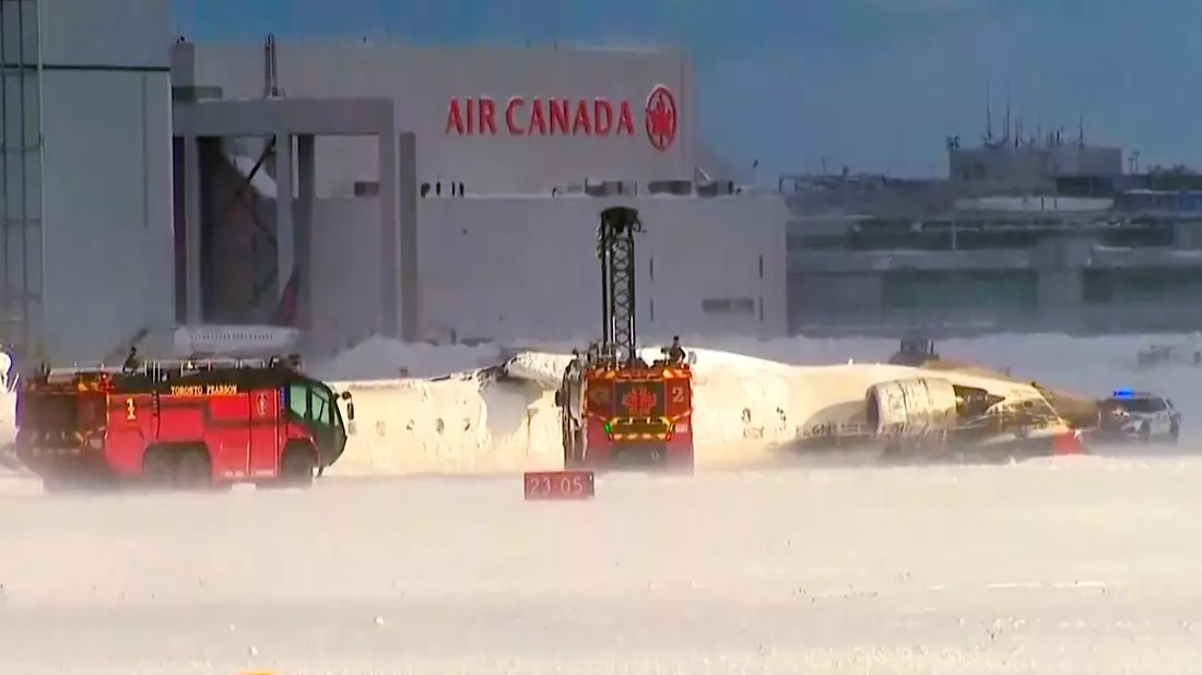 Flugzeug liegt auf dem Rücken - ein Flügel ist abgerissen - Bild: Uncredited/CTV/AP/dpa