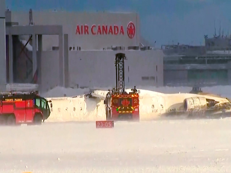 Flugzeug liegt auf dem Rücken - ein Flügel ist abgerissen - Foto: Uncredited/CTV/AP/dpa