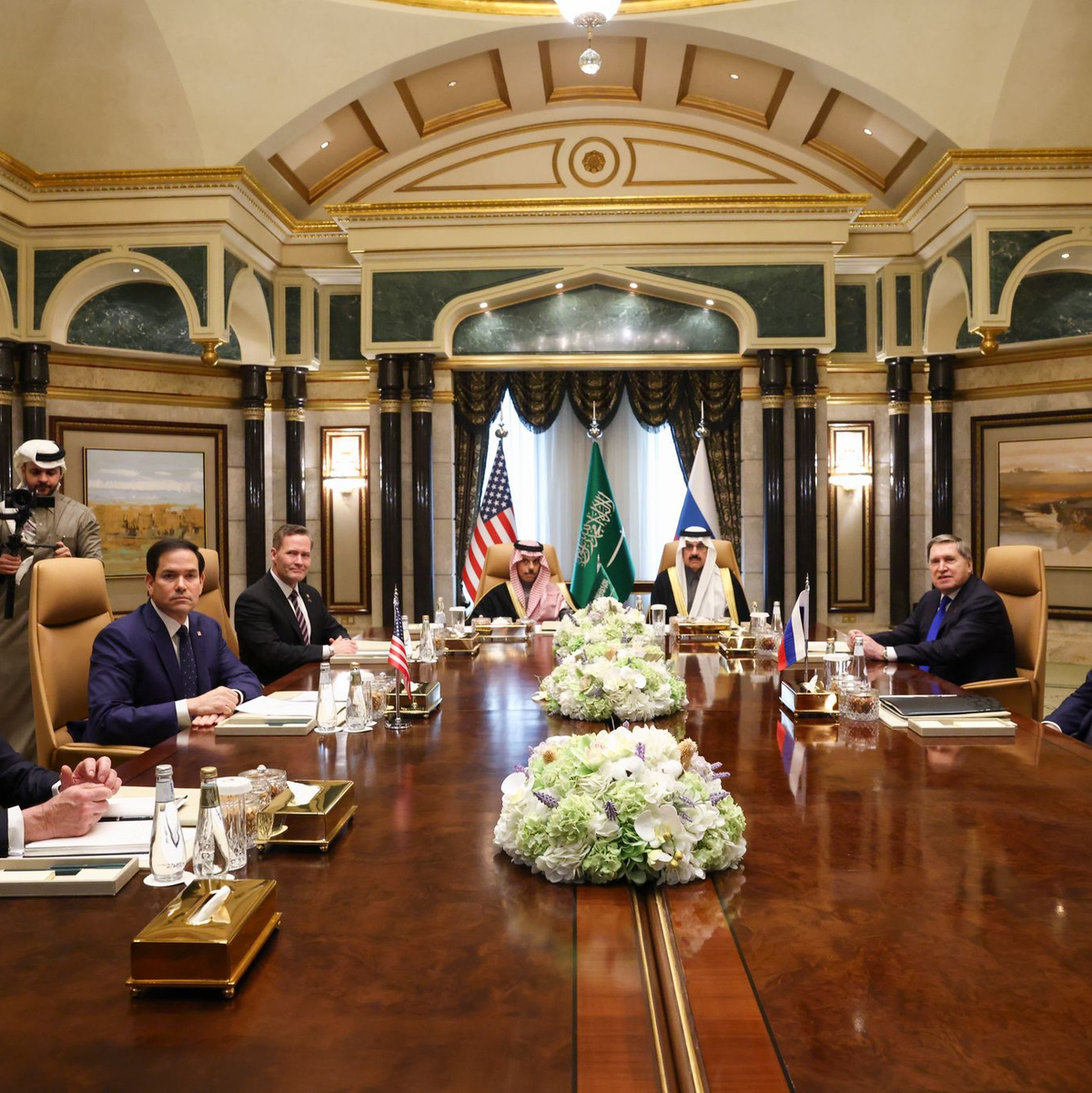 Ein neuer Außenminister und ein altgedienter: Marc Rubio und Sergej Lawrow in Riad. - Foto: Evelyn Hockstein/Pool Reuters/AP/dpa
