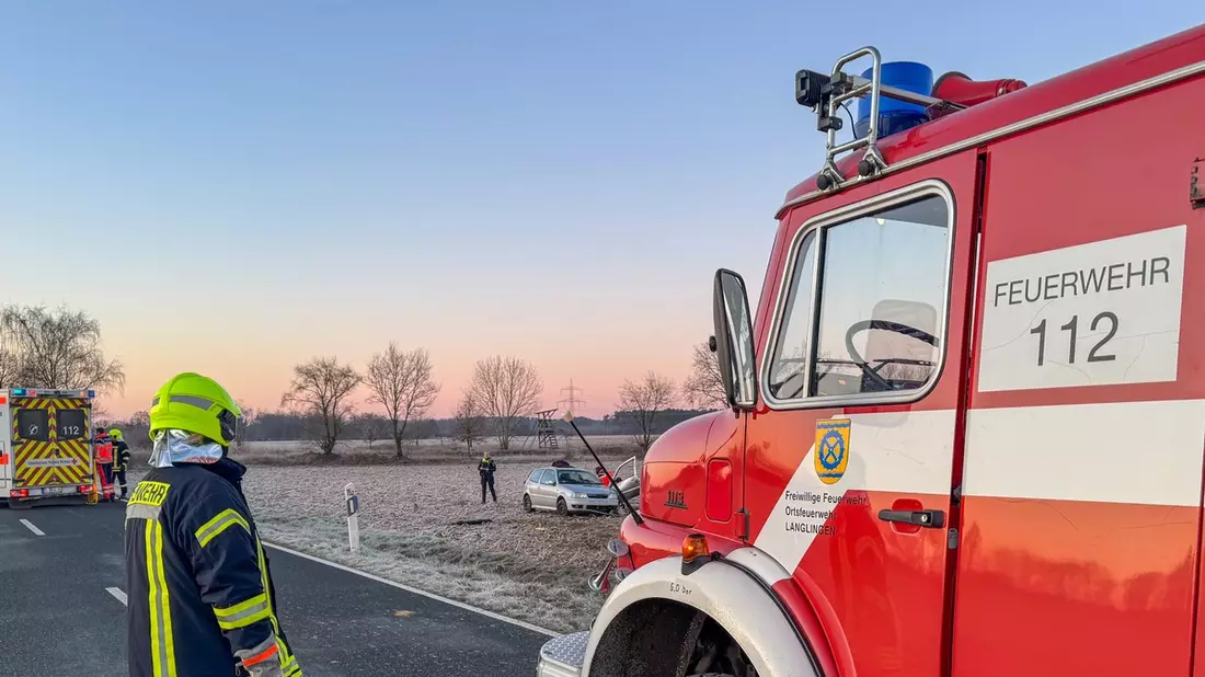 FW Flotwedel: PKW kommt von Fahrbahn ab und überschlägt sich - Bild: presseportal.de