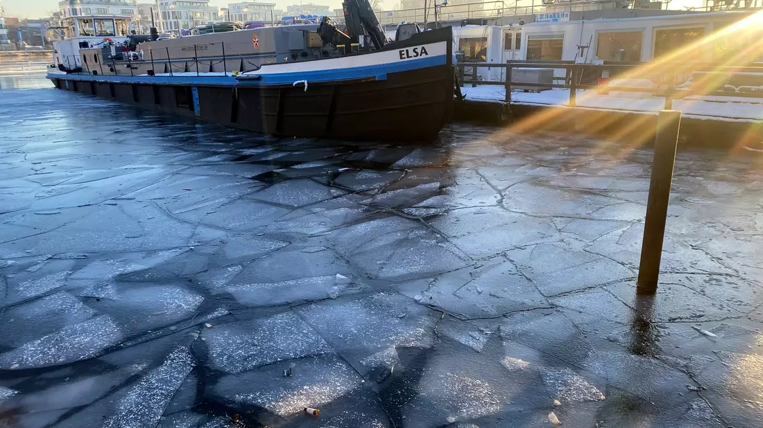 Auf der Berliner Spree treiben Eisschollen.  - Bild: Anja Mia Neumann/dpa