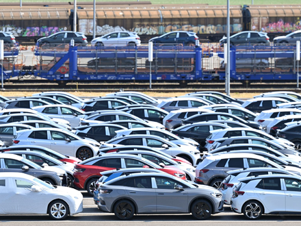 Deutsche Autobauer investieren mittlerweile überwiegend im Ausland. (Archivbild) - Foto: Hendrik Schmidt/dpa