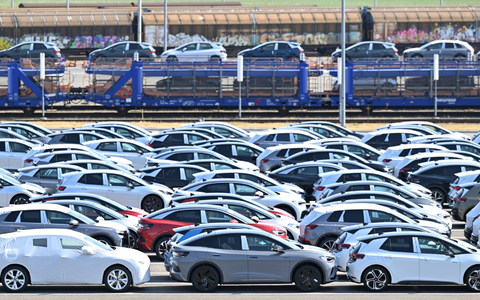 Deutsche Autobauer investieren mittlerweile überwiegend im Ausland. (Archivbild) - Foto: Hendrik Schmidt/dpa