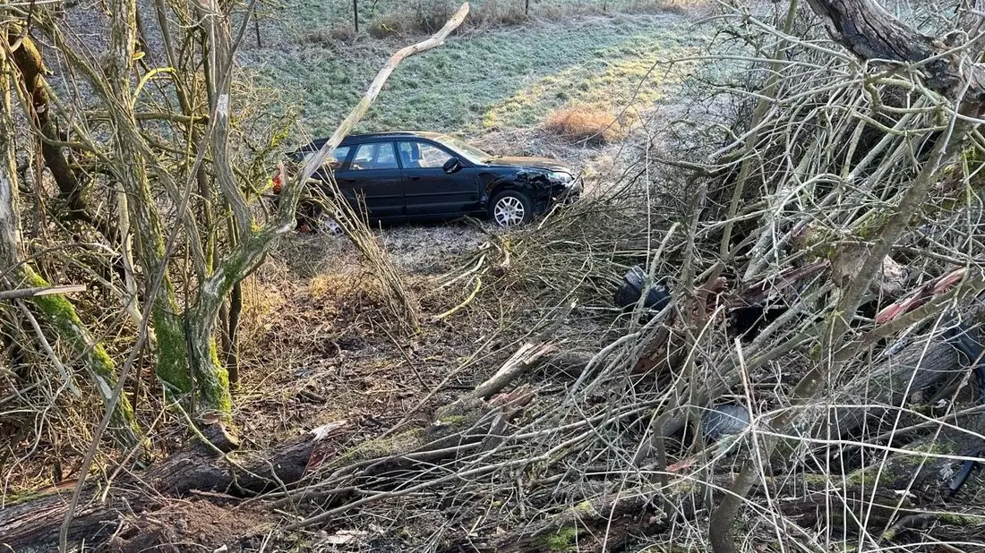 POL-HX: Senior mit Sommerreifen verunglückt - Fahrzeug überschlägt sich - Bild: presseportal.de