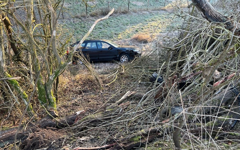 POL-HX: Senior mit Sommerreifen verunglückt - Fahrzeug überschlägt sich - Foto: presseportal.de