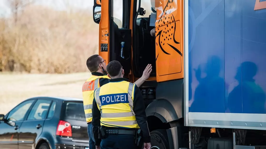 Bundespolizeidirektion München: Berufskraftfahrer mit gefälschtem Führerschein unterwegs/ Bundespolizei verweigert Lkw-Lenker die Einreise - Bild: presseportal.de