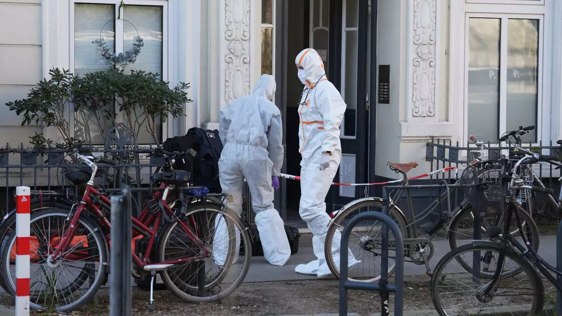 Nach dem Fund einer toten Frau untersucht die Hamburger Polizei eine Altbauwohnung im Stadtteil Hoheluft-West. - Bild: Marcus Brandt/dpa