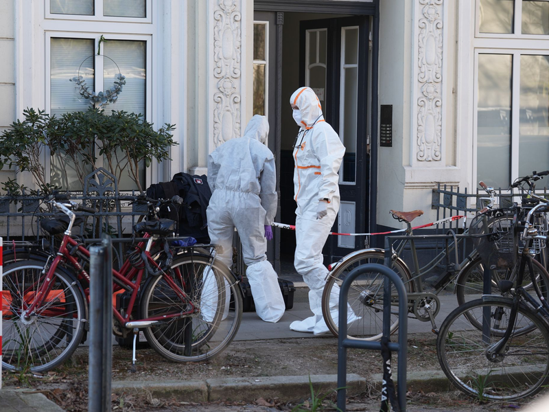 Nach dem Fund einer toten Frau untersucht die Hamburger Polizei eine Altbauwohnung im Stadtteil Hoheluft-West. - Foto: Marcus Brandt/dpa