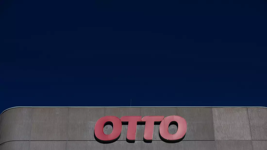 Der Onlinehändler Otto hat die Entlassung von Callcenter-Mitarbeitern angekündigt. (Archivbild)  - Bild: Daniel Reinhardt/dpa
