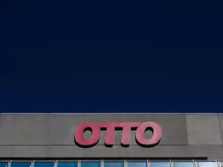 Der Onlinehändler Otto hat die Entlassung von Callcenter-Mitarbeitern angekündigt. (Archivbild)  - Foto: Daniel Reinhardt/dpa