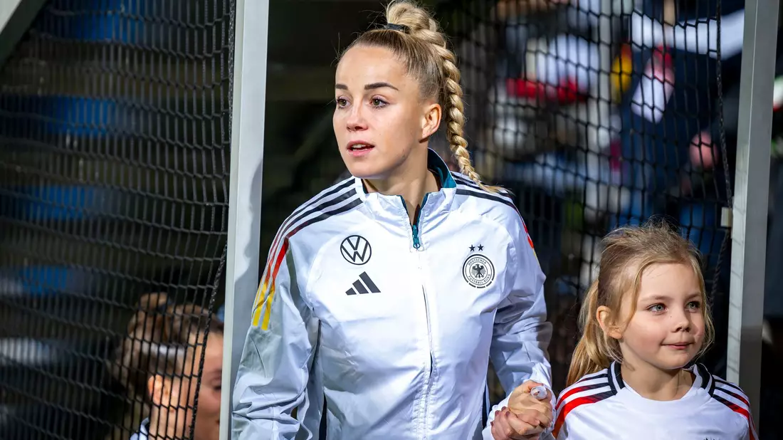 Neue Kapitänin: Giulia Gwinn. - Bild: David Inderlied/dpa