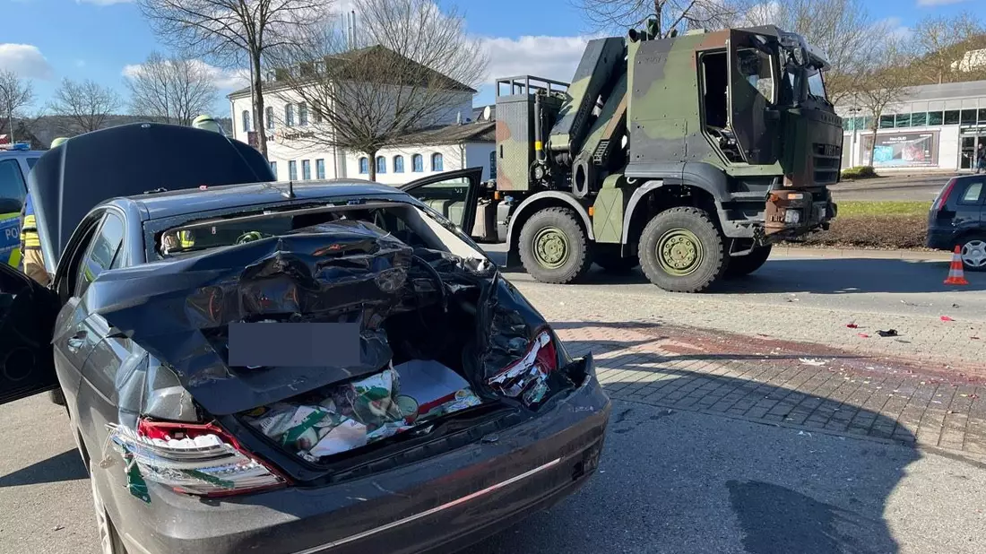 POL-HX: Lkw übersieht Pkw - Frau schwer verletzt - Bild: presseportal.de