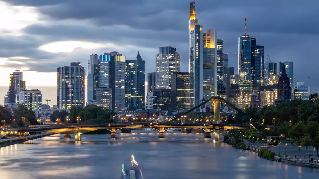 Frankfurter Skyline: Mehrere Banken habe große Mietverträge für neue Büros abgeschlossen. (Archivbild) - Bild: Boris Roessler/dpa