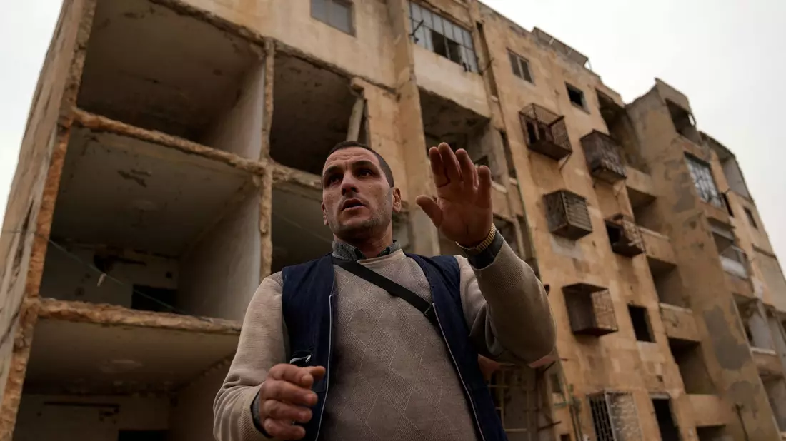 Die Syrien-Rückkehrer finden häufig zerstörte Häuser vor, wie hier im Stadtteil Masaken Hanano in Aleppo. (Archivbild) - Bild: Khalil Hamra/AP/dpa