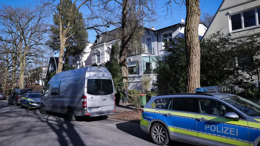 Das Haus, in dem der 25-jährige Tatverdächtige zwei Menschen mit einem Messer verletzt haben soll, liegt in einer ruhigen Wohnstraße im Stadtteil Marienthal. - Bild: Christian Charisius/dpa