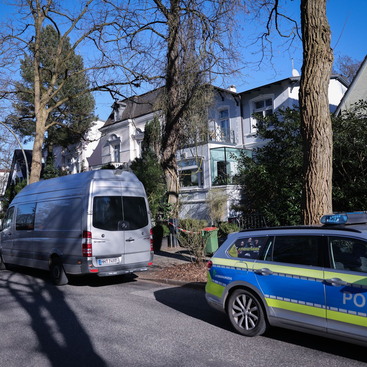 Das Haus, in dem der 25-jährige Tatverdächtige zwei Menschen mit einem Messer verletzt haben soll, liegt in einer ruhigen Wohnstraße im Stadtteil Marienthal. - Foto: Christian Charisius/dpa