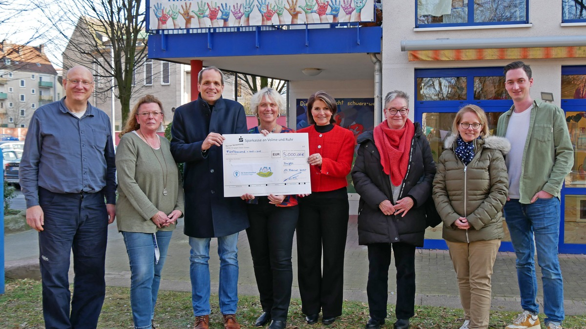POL-HA: Spendenübergabe nach Benefizkonzert zugunsten des Suppenkaspers - FUKS e.V. überreicht symbolischen Spendenscheck über 5.000 Euro an den Hagener Kinderschutzbund - Foto: presseportal.de