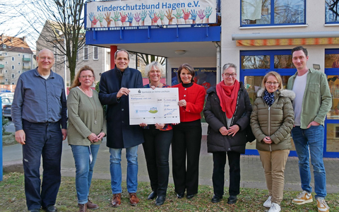 POL-HA: Spendenübergabe nach Benefizkonzert zugunsten des Suppenkaspers - FUKS e.V. überreicht symbolischen Spendenscheck über 5.000 Euro an den Hagener Kinderschutzbund - Foto: presseportal.de POL-HA: Spendenübergabe nach Benefizkonzert zugunsten des Suppenkaspers - FUKS e.V. überreicht symbolischen Spendenscheck über 5.000 Euro an den Hagener Kinderschutzbund - Foto: presseportal.de