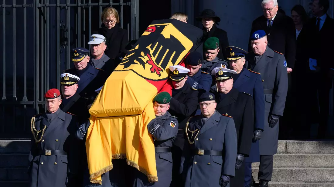 An den Staatsakt für den früheren Bundespräsidenten Köhler schließt sich ein militärisches Zeremoniell an. - Bild: Bernd von Jutrczenka/dpa