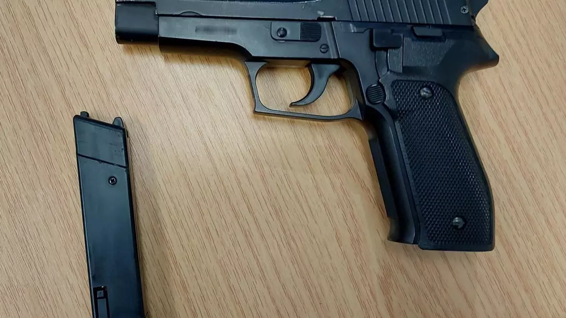 BPOL-BadBentheim: Mann lief mit täuschend echt aussehender Waffe durch Hauptbahnhof - Bild: presseportal.de
