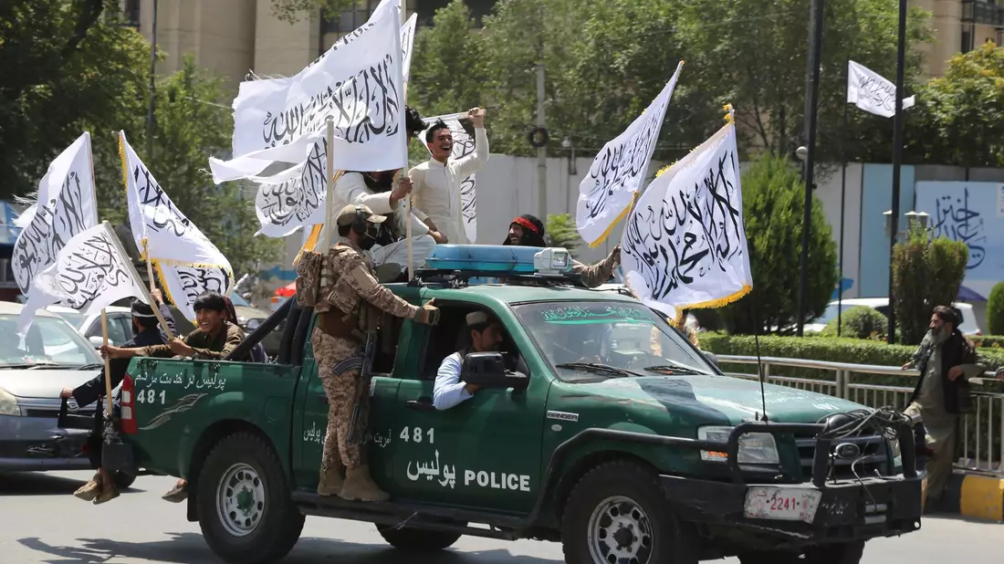 Taliban-Kämpfer feiern den Jahrestag des Abzugs der US-geführten Truppen aus Afghanistan. (Archivbild) - Bild: Siddiqullah Alizai/AP/dpa