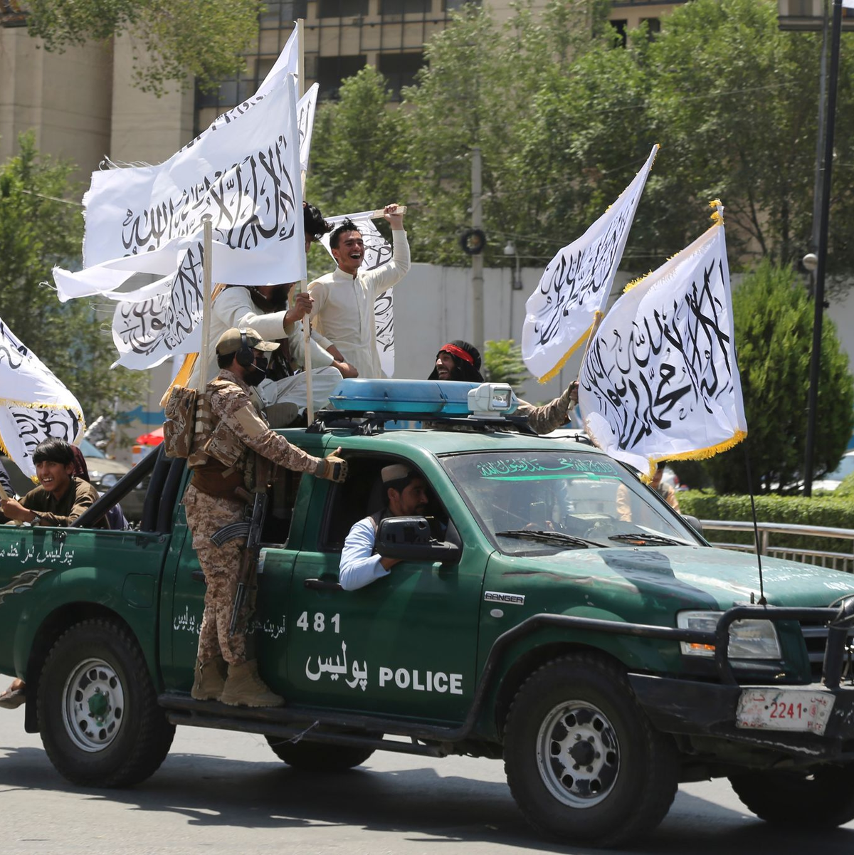 Taliban-Kämpfer feiern den Jahrestag des Abzugs der US-geführten Truppen aus Afghanistan. (Archivbild) - Foto: Siddiqullah Alizai/AP/dpa