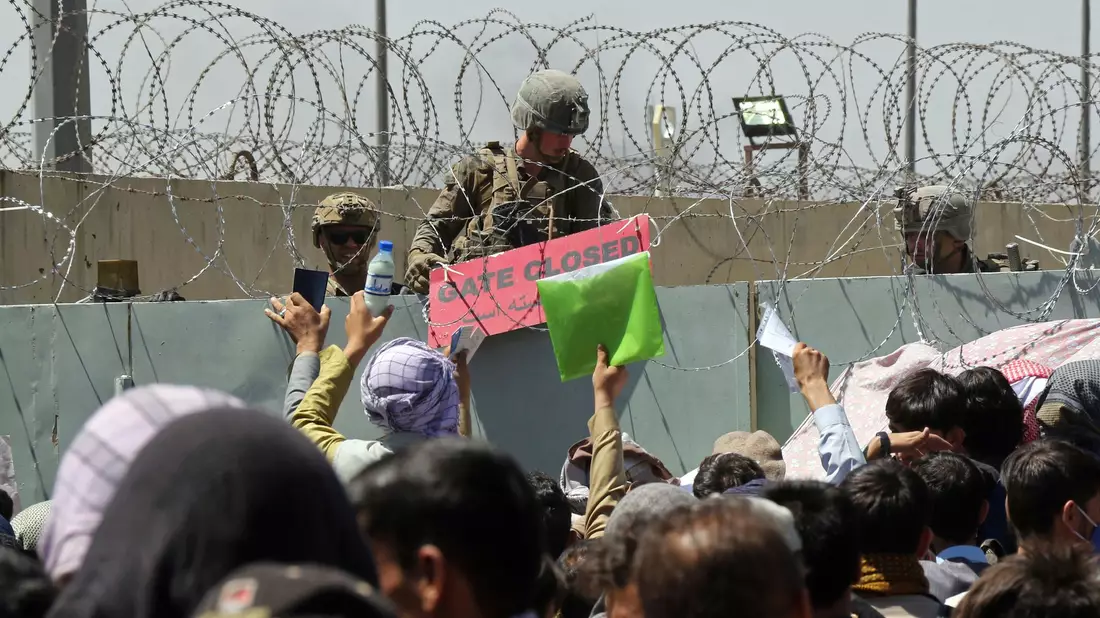 Tausende Afghanen versuchten im August 2021 nach der Machtübernahme durch die Taliban in Kabul auf den Flughafen zu gelangen, um das Land zu verlassen. - Bild: Wali Sabawoon/AP/dpa