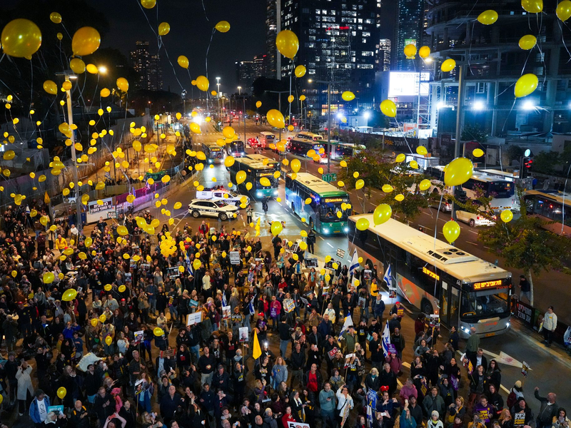 Das Forum der Geisel-Familien gab die Namen der sechs Männer bekannt, die am Samstag aus der Gewalt der Hamas freikommen sollen.  - Foto: Ariel Schalit/AP/dpa