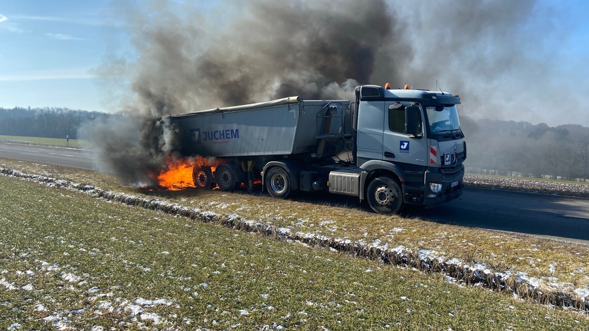 POL-PDTR: Brand eines Sattelaufliegers - Foto: presseportal.de