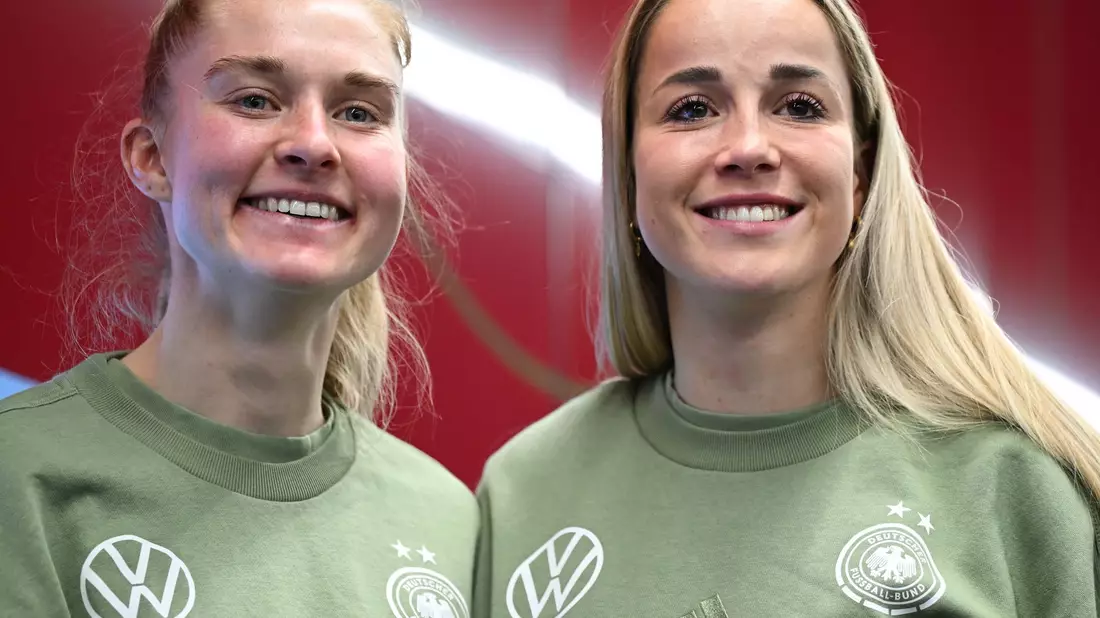 Co-Kapitänin und Kapitänin: Stellvertreterin Janina Minge (l) und Anführerin Giulia Gwinn. - Bild: Arne Dedert/dpa