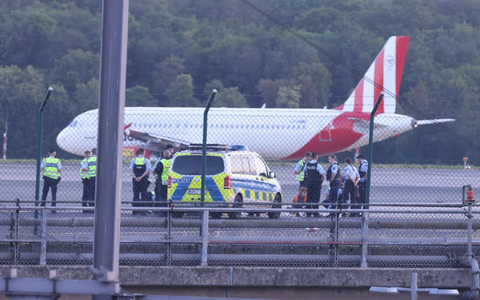 Mehrere Aktivisten hatten sich auf dem Rollfeld festgeklebt (Archivfoto) - Foto: David Young/dpa