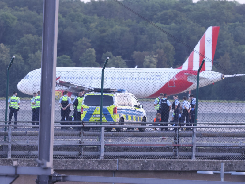 Mehrere Aktivisten hatten sich auf dem Rollfeld festgeklebt (Archivfoto) - Foto: David Young/dpa