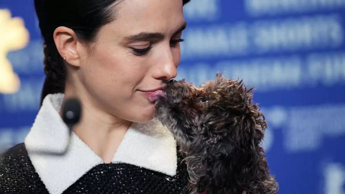Margaret Qualley präsentierte ihren Hund erstmals der Öffentlichkeit. - Bild: Soeren Stache/dpa