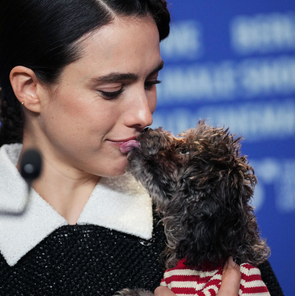 Margaret Qualley präsentierte ihren Hund erstmals der Öffentlichkeit. - Foto: Soeren Stache/dpa
