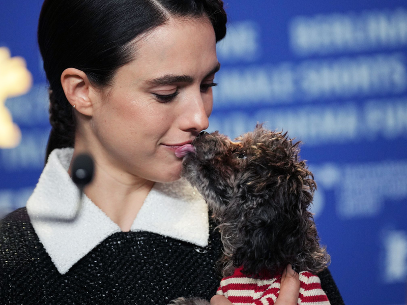 Margaret Qualley präsentierte ihren Hund erstmals der Öffentlichkeit. - Foto: Soeren Stache/dpa