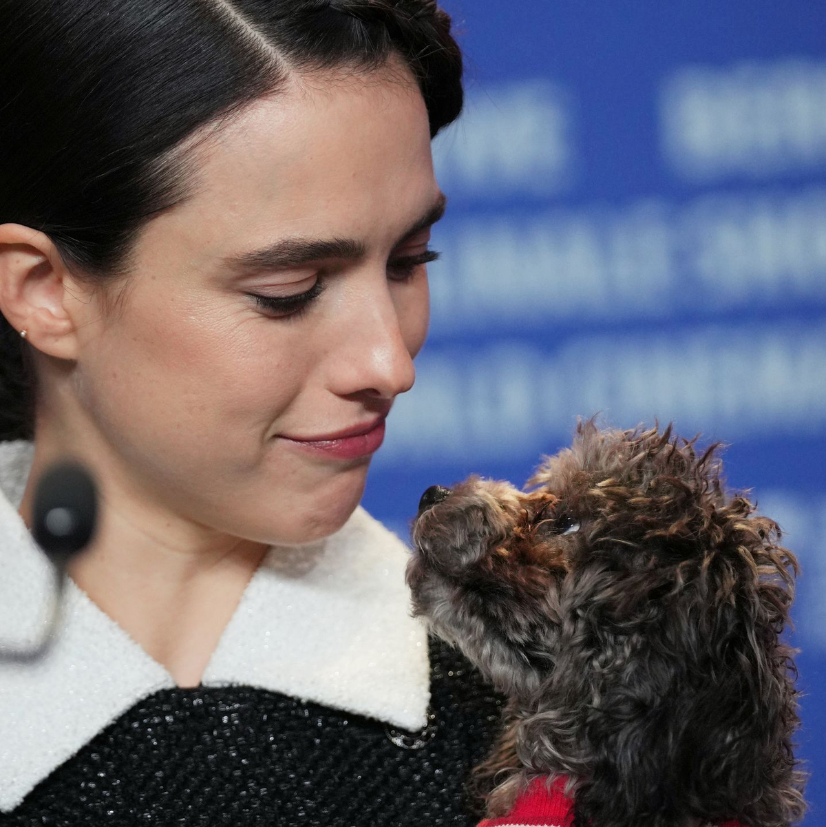 Margaret Qualleys Hund heißt Smokey. - Foto: Sören Stache/dpa