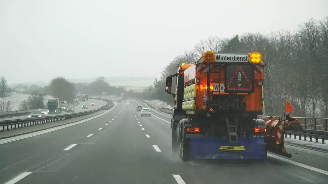 API-TH: Sicher durch den Winter - so verhalten Sie sich richtig, wenn der Winterdienst auf der Autobahn unterwegs ist - Bild: presseportal.de