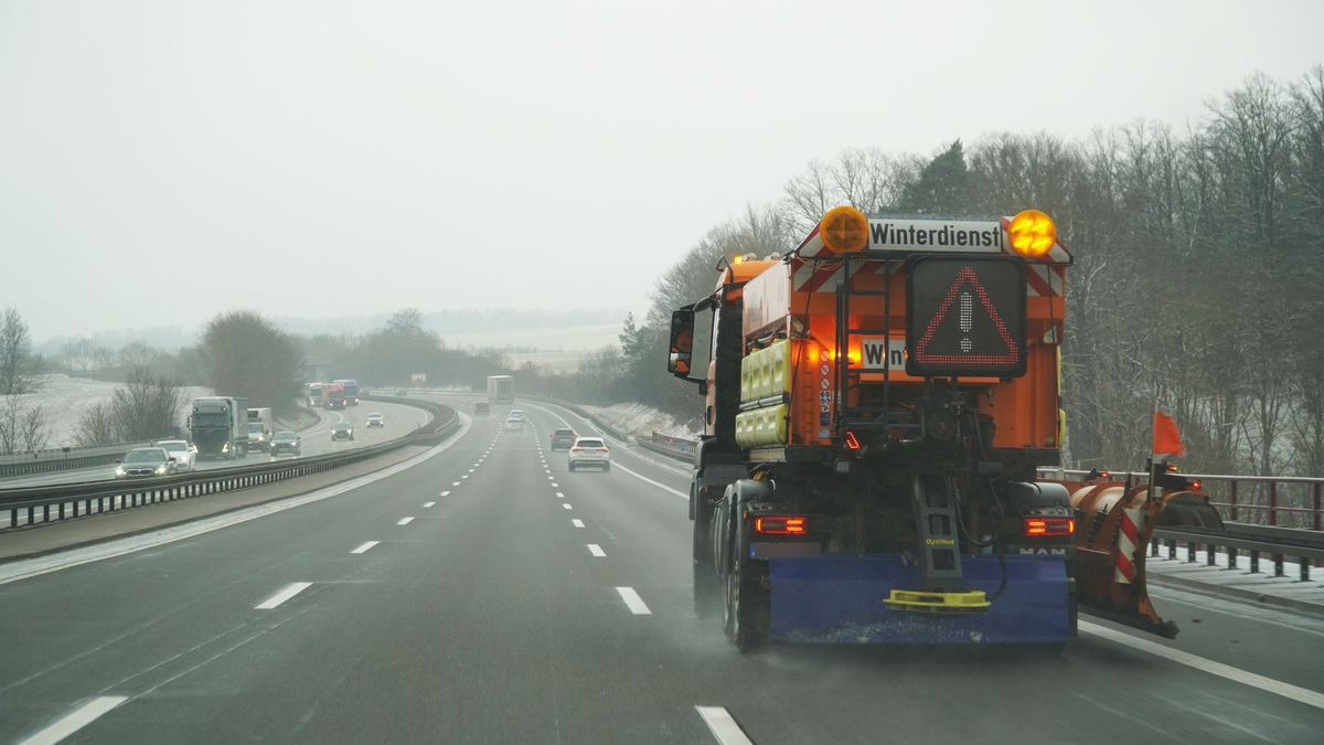 API-TH: Sicher durch den Winter - so verhalten Sie sich richtig, wenn der Winterdienst auf der Autobahn unterwegs ist - Foto: presseportal.de