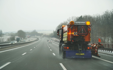 API-TH: Sicher durch den Winter - so verhalten Sie sich richtig, wenn der Winterdienst auf der Autobahn unterwegs ist - Foto: presseportal.de