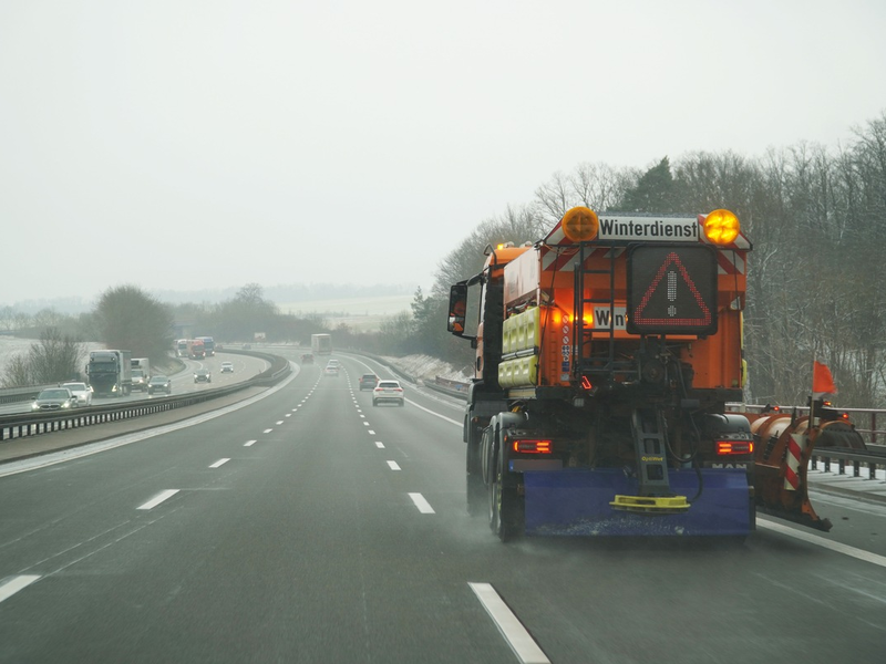 API-TH: Sicher durch den Winter - so verhalten Sie sich richtig, wenn der Winterdienst auf der Autobahn unterwegs ist - Foto: presseportal.de