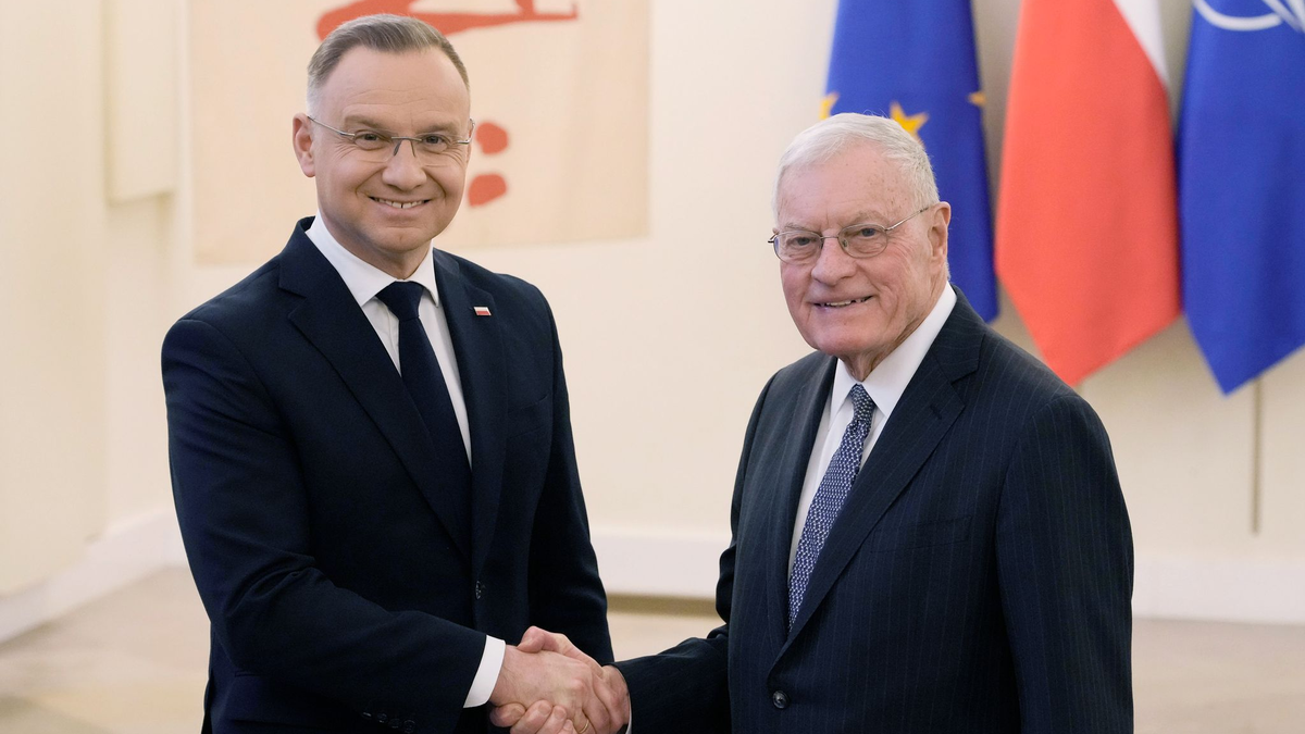 Kellogg (rechts) besuchte Polen auf der Durchreise nach Kiew, wo er am Donnerstag mit dem ukrainischen Präsidenten Wolodymyr Selenskyj und Verteidigungsminister Rustem Umjerow zusammentreffen wird.  - Foto: Czarek Sokolowski/AP/dpa
