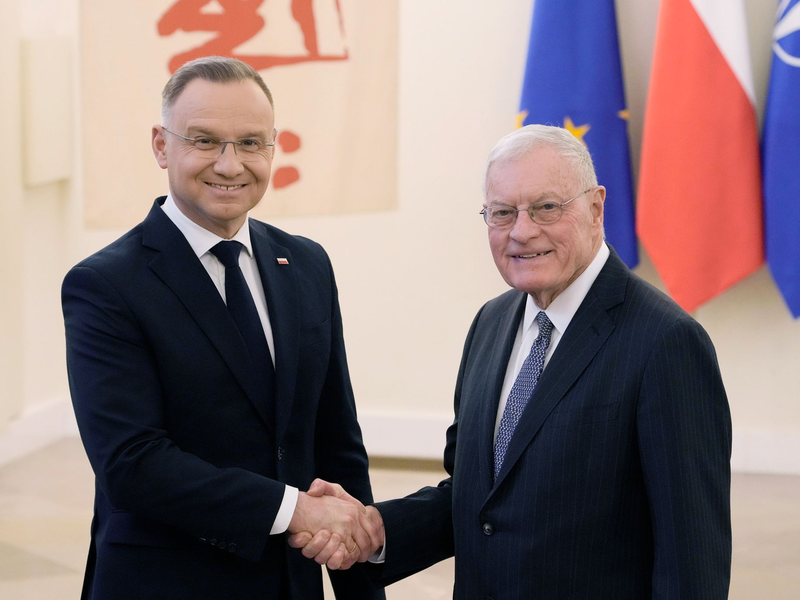 Kellogg (rechts) besuchte Polen auf der Durchreise nach Kiew, wo er am Donnerstag mit dem ukrainischen Präsidenten Wolodymyr Selenskyj und Verteidigungsminister Rustem Umjerow zusammentreffen wird.  - Foto: Czarek Sokolowski/AP/dpa