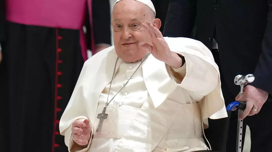 Seit Freitag wird Papst Franziskus in einer Klinik behandelt. (Archivbild) - Bild: Alessandra Tarantino/AP/dpa