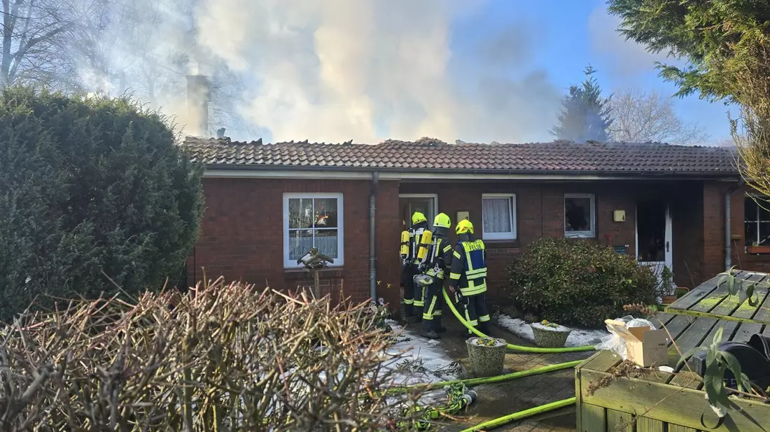 FW-RD: Feuer zerstört Seniorenwohnungen in Felde Felde - (Kreis Rendsburg-Eckernförde), 18.02.2025, 12:05 Uhr Feuer in einer Seniorenwohnanlage in Felde - Wohnungen sind unbewohnbar. - Bild: presseportal.de