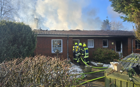 FW-RD: Feuer zerstört Seniorenwohnungen in Felde Felde - (Kreis Rendsburg-Eckernförde), 18.02.2025, 12:05 Uhr Feuer in einer Seniorenwohnanlage in Felde - Wohnungen sind unbewohnbar. - Foto: presseportal.de