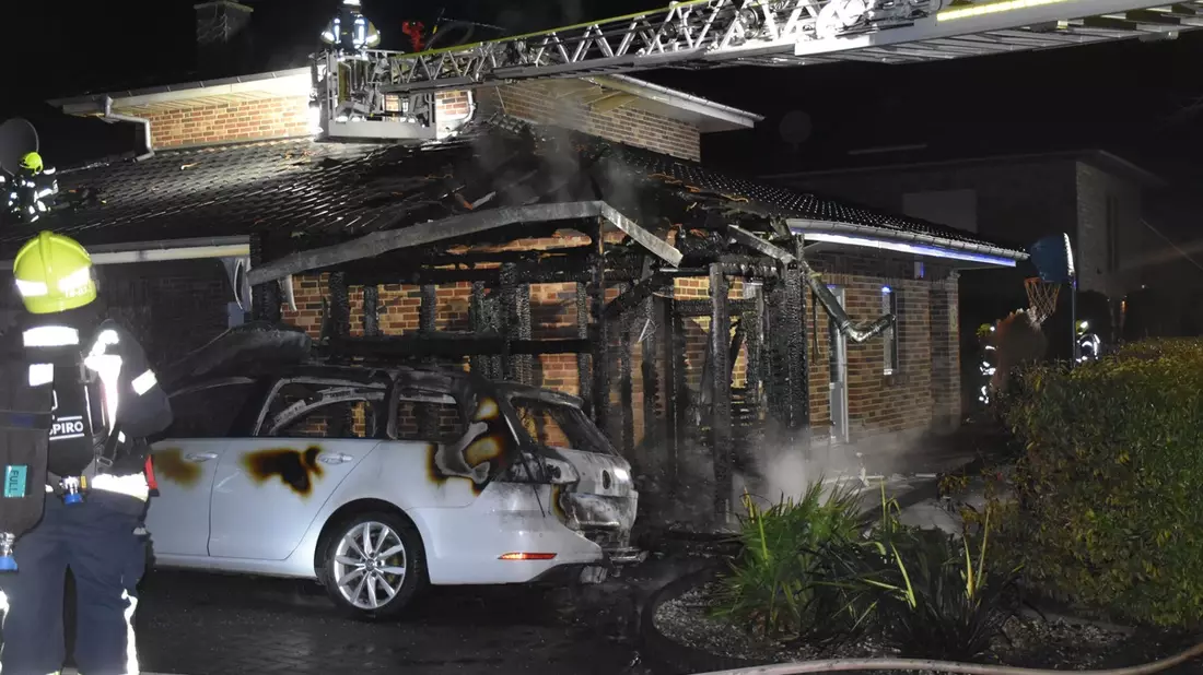 POL-DEL: Landkreis Oldenburg: Brand in Hude/Wüsting greift von Gartenhaus auf Pkw und Wohnhaus über ++ Haus unbewohnbar ++ aufmerksame Nachbarn wecken schlafende Bewohner - Bild: presseportal.de