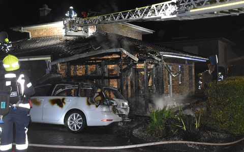 POL-DEL: Landkreis Oldenburg: Brand in Hude/Wüsting greift von Gartenhaus auf Pkw und Wohnhaus über ++ Haus unbewohnbar ++ aufmerksame Nachbarn wecken schlafende Bewohner - Foto: presseportal.de