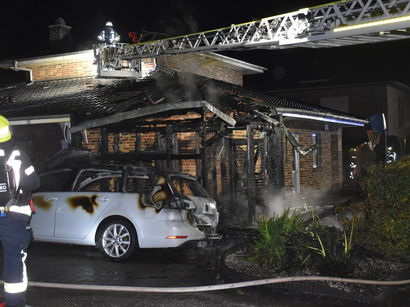 POL-DEL: Landkreis Oldenburg: Brand in Hude/Wüsting greift von Gartenhaus auf Pkw und Wohnhaus über ++ Haus unbewohnbar ++ aufmerksame Nachbarn wecken schlafende Bewohner - Foto: presseportal.de
