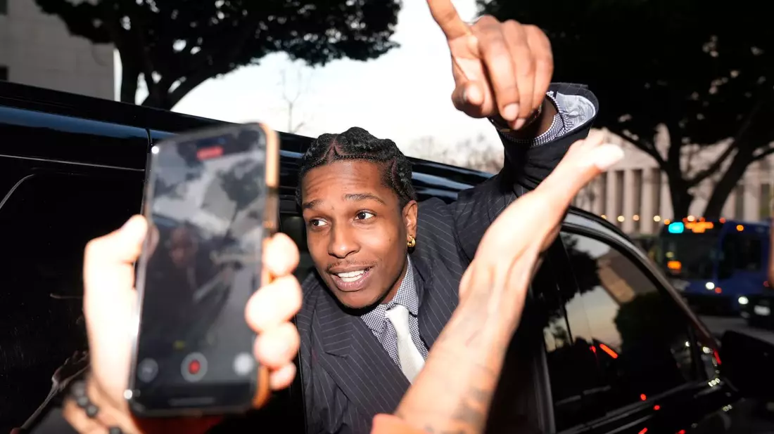 Der Rapper dankt den Geschworenen.  - Bild: Damian Dovarganes/AP/dpa