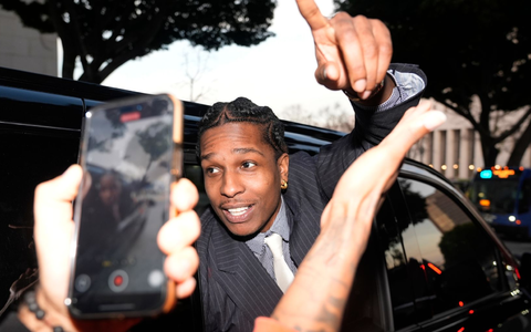 Der Rapper dankt den Geschworenen.  - Foto: Damian Dovarganes/AP/dpa